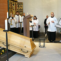 Sarg in Limburger Stadtkirche aufgebahrt